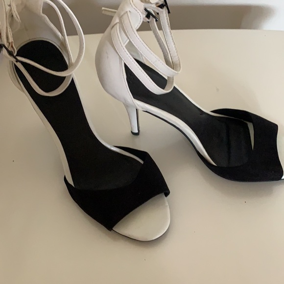 Heeled sandals in white and black - Picture 5 of 5